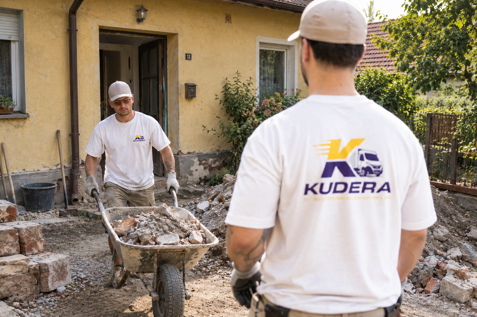 Kudera Team räumt Schutt und Trümmer mit der Schubkarre ab