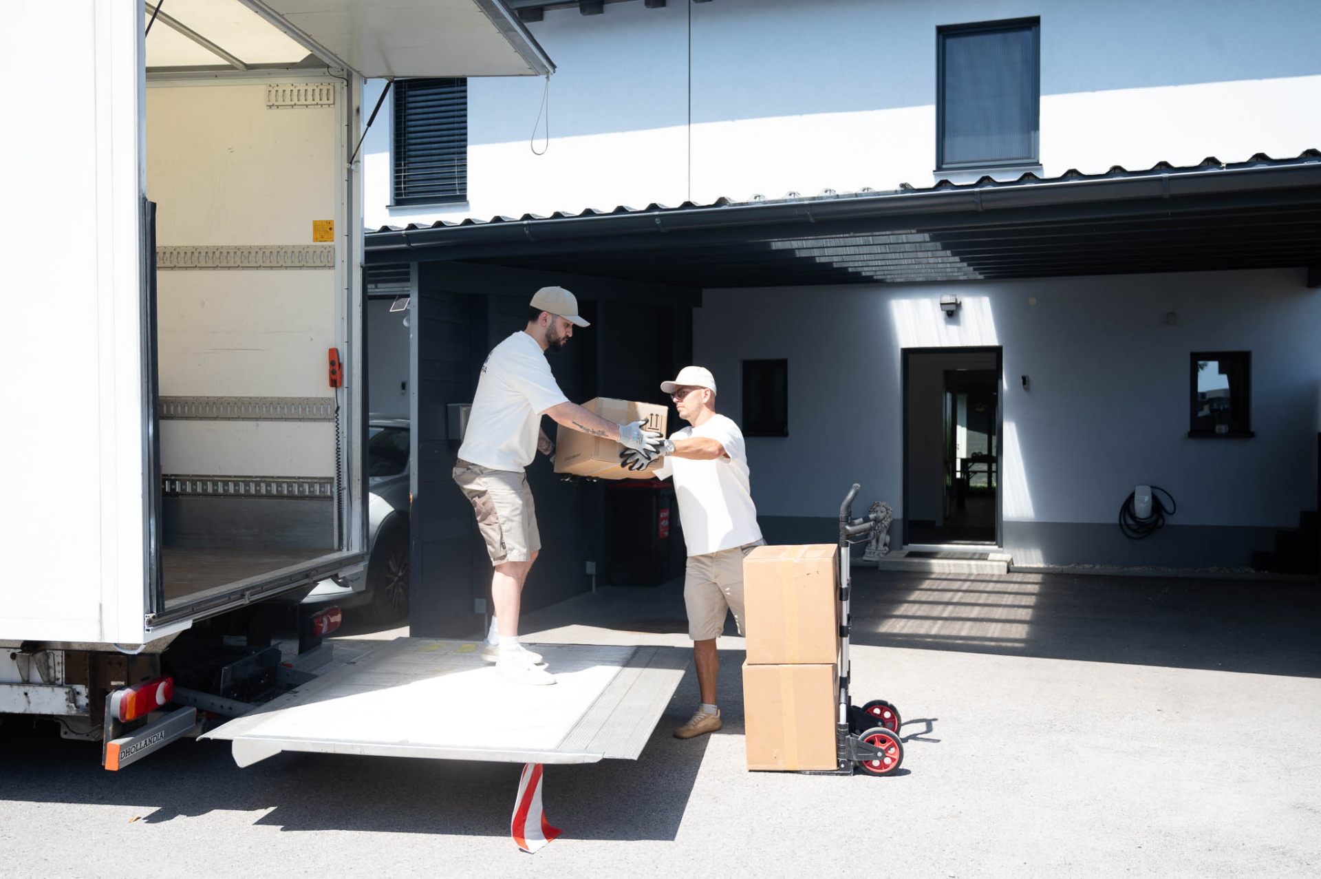 Kudera Mitarbeiter beladen den LKW über die Hebebühne