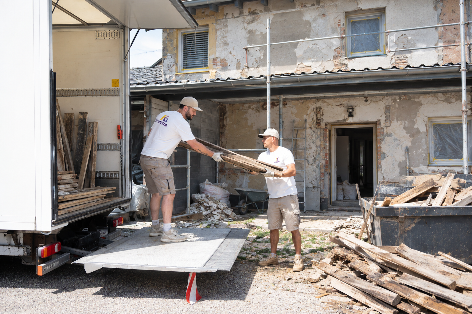 Kudera Team lädt Holz und Sperrmüll bei einer Entrümpelung in den LKW