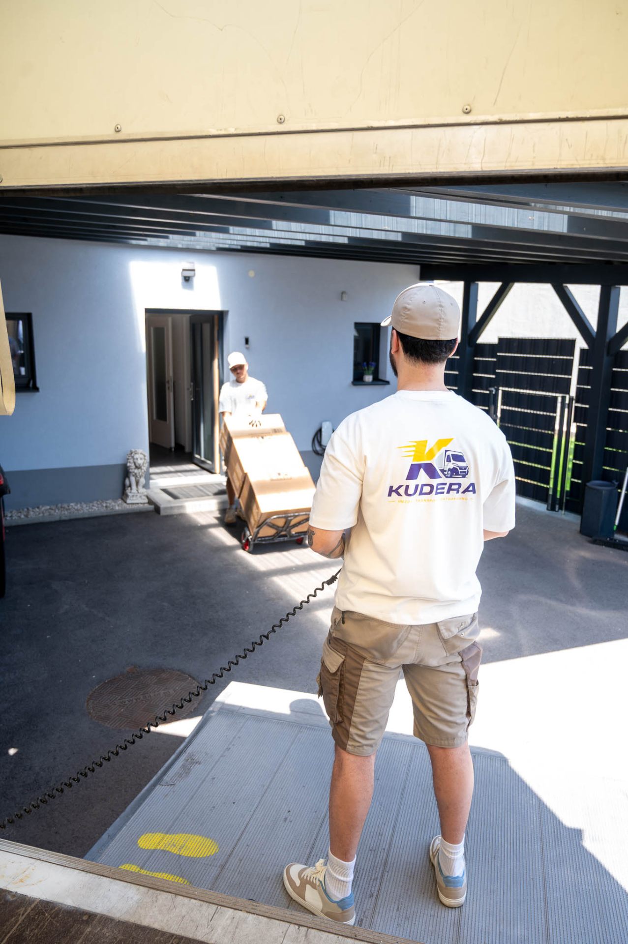 Zwei Kudera Mitarbeiter koordinieren den Transport am LKW