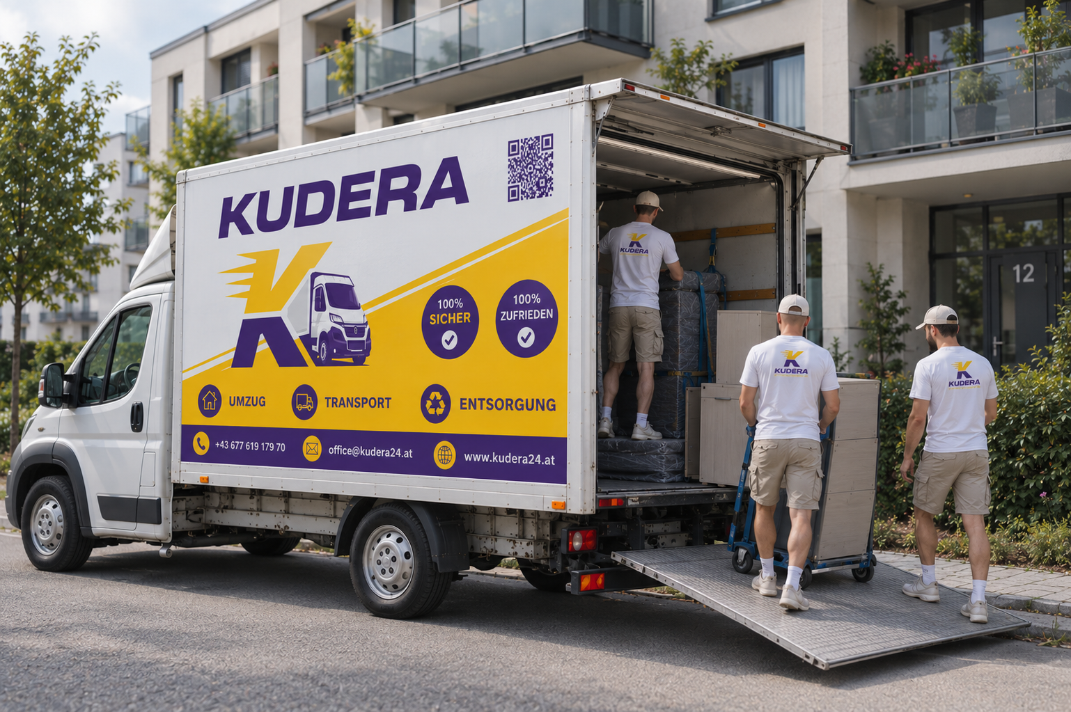 Kudera Marken-LKW mit Team beim Beladen in Wohngegend
